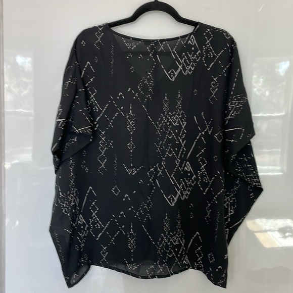 Eileen Fisher Black & White Marrakesh Printed Silk Tencel V-neck Blouse Size S - Picture 9 of 13